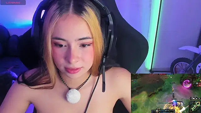 Snapshot of Aishelyng chatting on 10.19.25 Aishelyng online show from 10.19.25