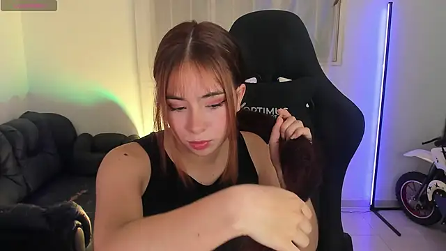 Snapshot of Aishelyng chatting on 11.27.25 Aishelyng online show from 11.27.25