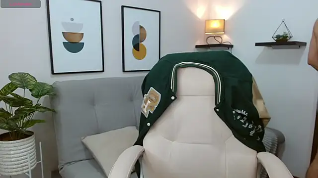 Snapshot of __Damian___ chatting on 10.11.25 Damian online show from 10.11.25