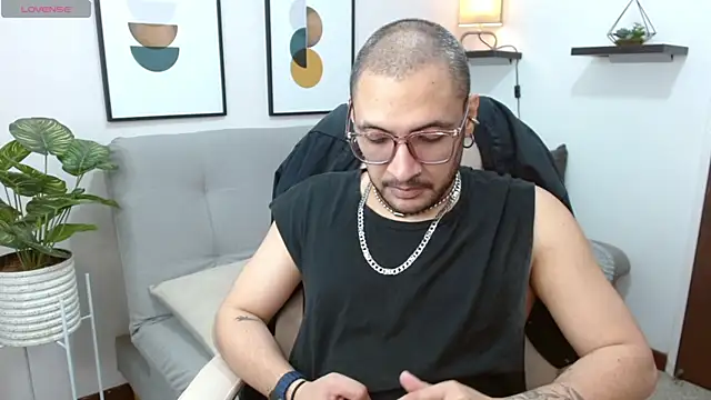 Snapshot of __Damian___ chatting on 10.22.25 Damian online show from 10.22.25