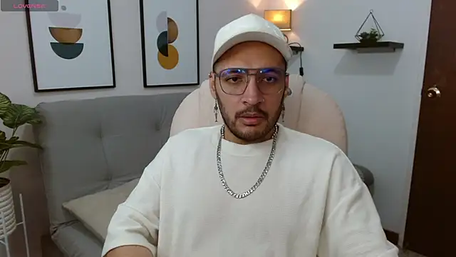 Snapshot of __Damian___ chatting on 10.26.25 Damian online show from 10.26.25