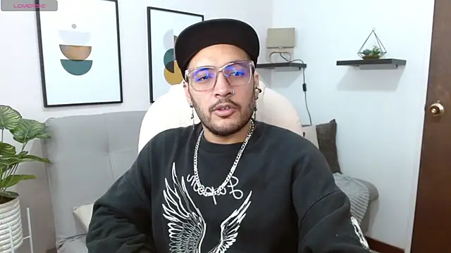 Snapshot of __Damian___ chatting on 10.29.25 Damian online show from 10.29.25