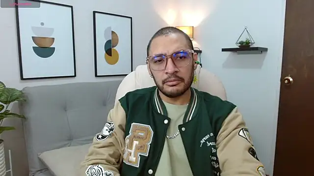 Snapshot of __Damian___ chatting on 10.29.25 Damian online show from 10.29.25