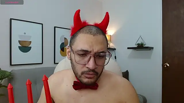 Snapshot of __Damian___ chatting on 10.31.25 Damian online show from 10.31.25