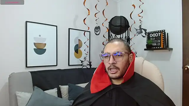 Snapshot of __Damian___ chatting on 10.31.25 Damian online show from 10.31.25