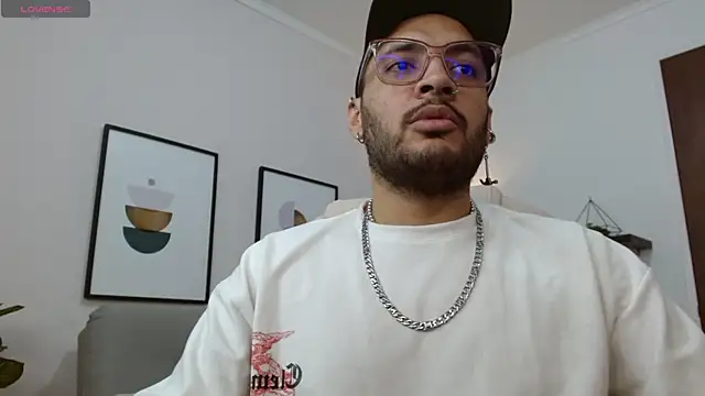 Snapshot of __Damian___ chatting on 11.02.25 Damian online show from 11.02.25