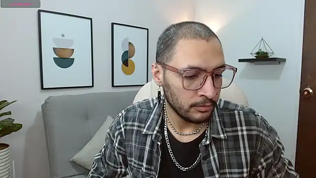 Snapshot of __Damian___ chatting on 11.04.25 Damian online show from 11.04.25