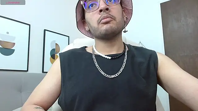 Snapshot of __Damian___ chatting on 11.07.25 Damian online show from 11.07.25