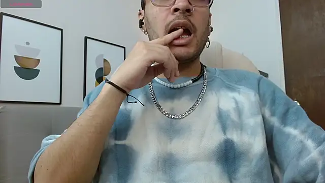 Snapshot of __Damian___ chatting on 11.08.25 Damian online show from 11.08.25