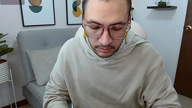 Snapshot of __Damian___ chatting on 11.11.25 Damian online show from 11.11.25