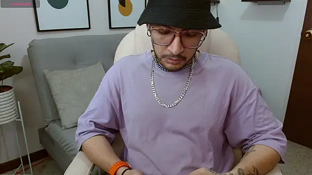 Snapshot of __Damian___ chatting on 11.15.25 Damian online show from 11.15.25