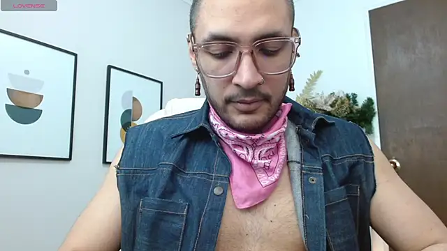 Snapshot of __Damian___ chatting on 11.25.25 Damian online show from 11.25.25