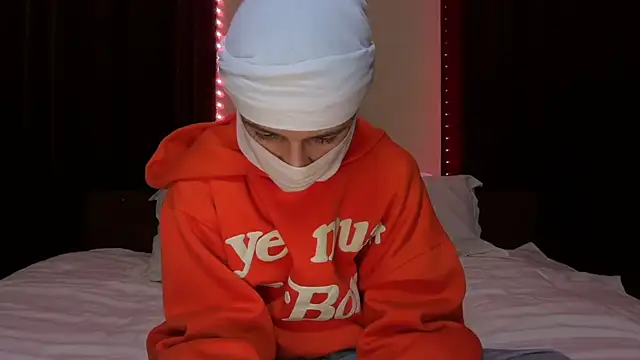 Snapshot of holydirt_luxeno1 chatting on 09.22.25 holydirt luxeno1 online show from 09.22.25