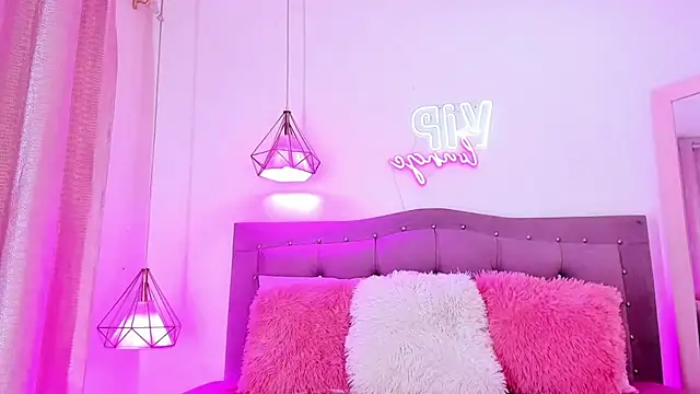 Snapshot of britneyy_stars chatting on 09.14.25 britneyy stars online show from 09.14.25