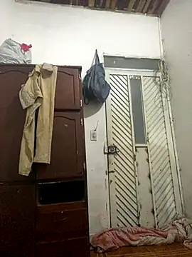 pareja-dispuesta online show from 10.08.25