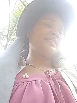 Snapshot of Heulwen-22 chatting on 10.19.25 Heulwen-22 online show from 10.19.25