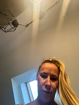 Snapshot of blondi2077 chatting on 10.25.25 blondi2077 online show from 10.25.25