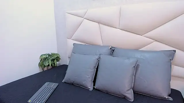 ValeriaJulio  online show from 12.20.25