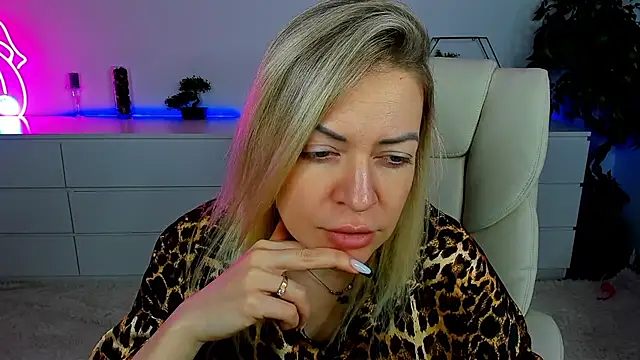 Anna Snows online show from 10.24.25