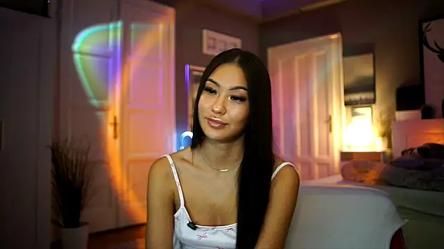 Snapshot of SyrenAsia chatting on 10.02.25 SyrenAsia online show from 10.02.25