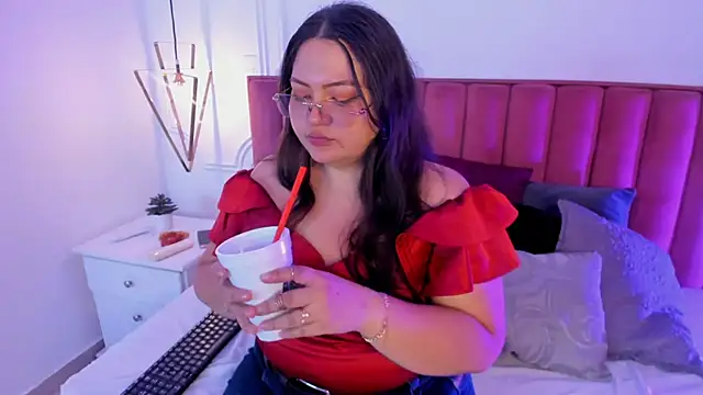 Snapshot of Tessa_Sinclaire chatting on 10.06.25 Tessa Sinclaire online show from 10.06.25