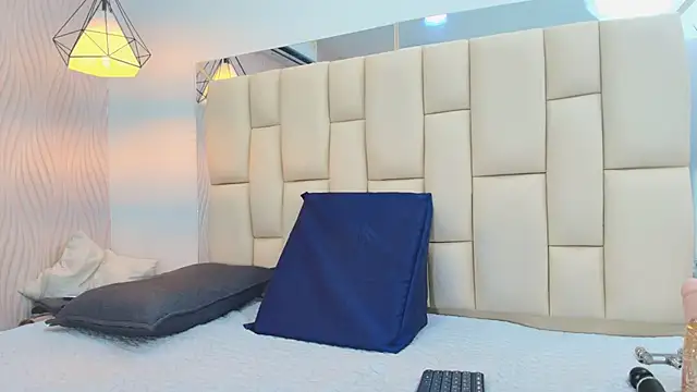 Vero Temptation online show from 11.22.25