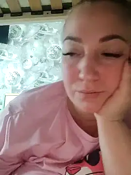 Snapshot of Kiss_Eva chatting on 11.16.25 Kiss Eva online show from 11.16.25