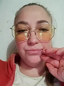 Snapshot of Kiss_Eva chatting on 11.29.25 Kiss Eva online show from 11.29.25