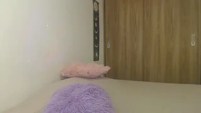 Snapshot of Lunx_Bbita chatting on 12.21.25 Lunx Bbita online show from 12.21.25