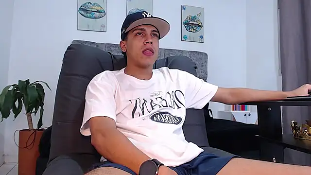 Snapshot of david_santos16 chatting on 10.18.25 david santos16 online show from 10.18.25