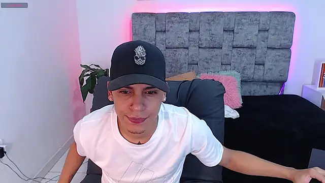 Snapshot of david_santos16 chatting on 10.28.25 david santos16 online show from 10.28.25