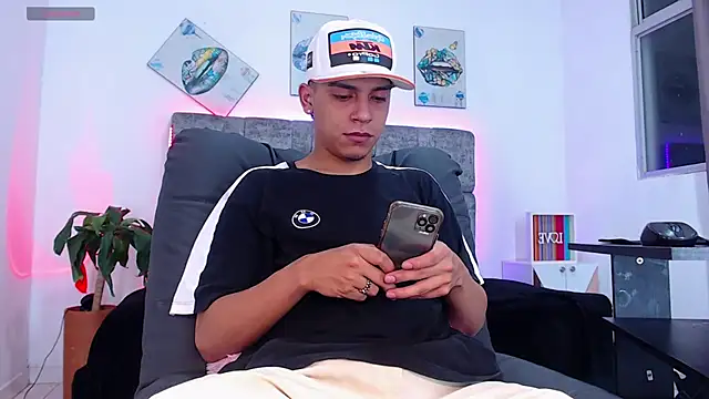 Snapshot of david_santos16 chatting on 11.02.25 david santos16 online show from 11.02.25