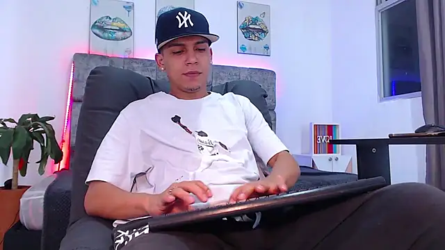 Snapshot of david_santos16 chatting on 11.02.25 david santos16 online show from 11.02.25