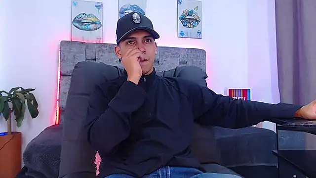 Snapshot of david_santos16 chatting on 11.04.25 david santos16 online show from 11.04.25