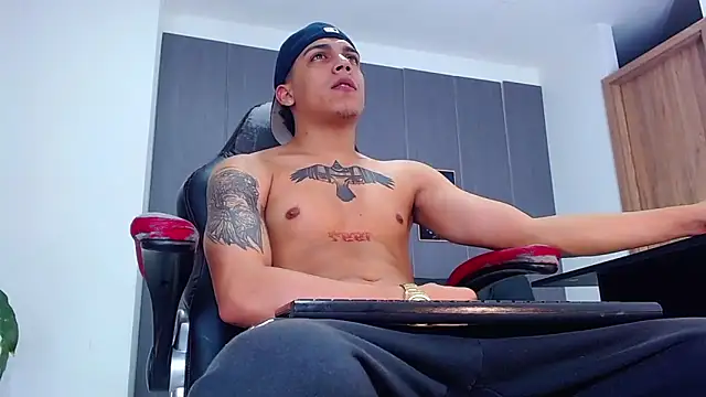 Snapshot of david_santos16 chatting on 11.28.25 david santos16 online show from 11.28.25