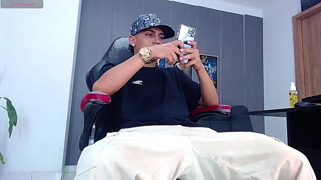 Snapshot of david_santos16 chatting on 12.02.25 david santos16 online show from 12.02.25