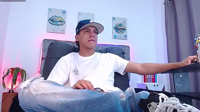 Snapshot of david_santos16 chatting on 12.14.25 david santos16 online show from 12.14.25