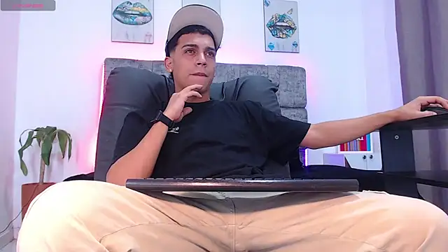 Snapshot of david_santos16 chatting on 12.16.25 david santos16 online show from 12.16.25