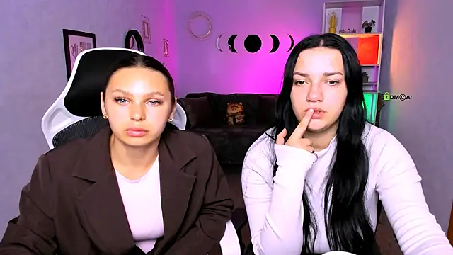 Snapshot of miss_ella_ chatting on 09.17.25 miss ella online show from 09.17.25