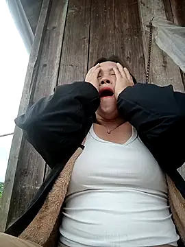 Snapshot of miumiu_00 chatting on 10.24.25 miumiu 00 online show from 10.24.25