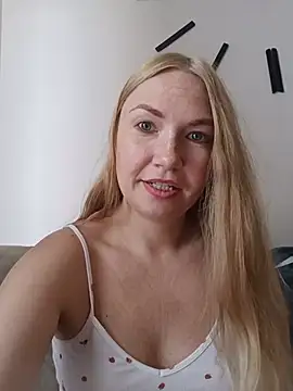Snapshot of KisaVixen chatting on 07.17.26 KisaVixen online show from 07.17.26