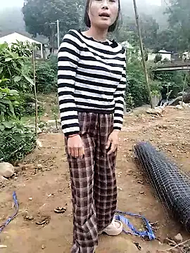 Snapshot of linda_bae00 chatting on 10.31.25 linda bae00 online show from 10.31.25