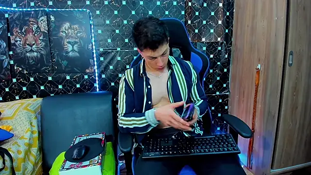 Snapshot of javiersexymann chatting on 09.30.25 javiersexymann online show from 09.30.25