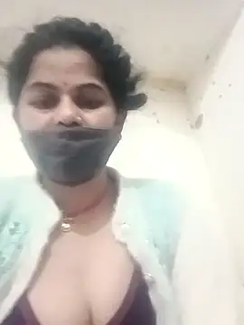 Snapshot of JULEE-740 chatting on 11.30.25 JULEE-740 online show from 11.30.25