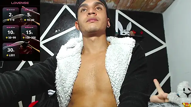 Snapshot of Angel_latinboy chatting on 10.24.25 Angel latinboy online show from 10.24.25