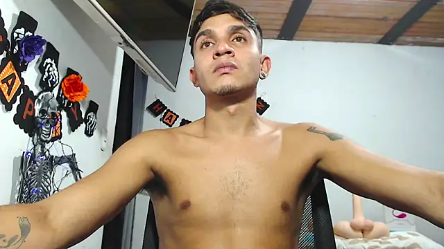 Snapshot of Angel_latinboy chatting on 10.28.25 Angel latinboy online show from 10.28.25