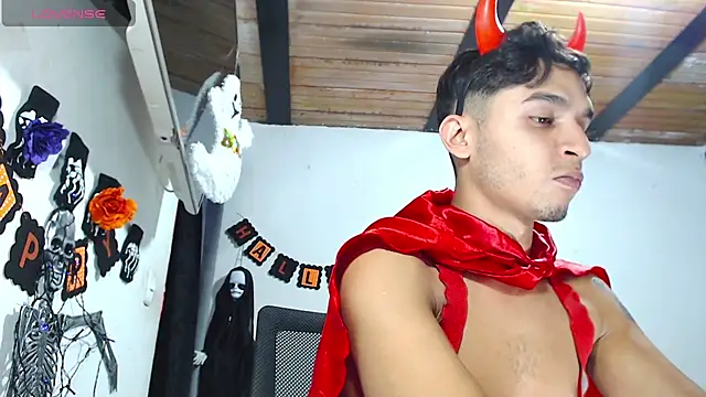 Snapshot of Angel_latinboy chatting on 10.31.25 Angel latinboy online show from 10.31.25