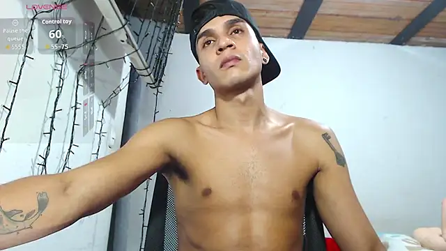 Snapshot of Angel_latinboy chatting on 11.13.25 Angel latinboy online show from 11.13.25