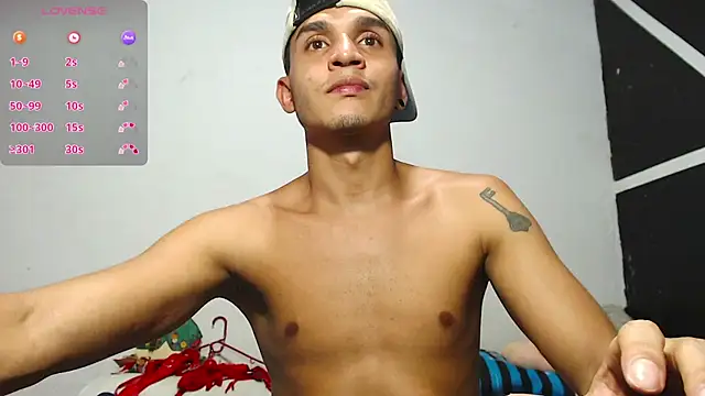 Snapshot of Angel_latinboy chatting on 11.18.25 Angel latinboy online show from 11.18.25