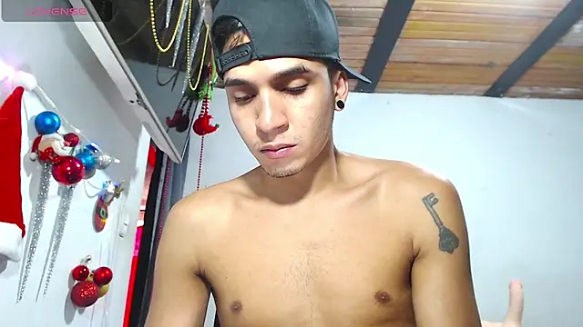 Snapshot of Angel_latinboy chatting on 11.26.25 Angel latinboy online show from 11.26.25